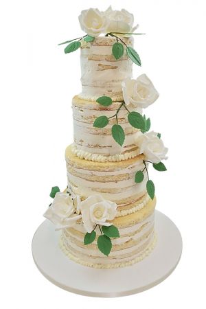 Naked cake met witte rozen