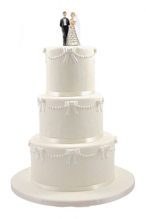 Bows and pearls wedding cake