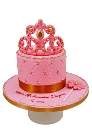 Gâteau couronne de princesse rose