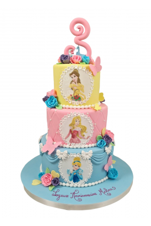 Verjaardagstaart voor prinsessen met 3 niveaus
