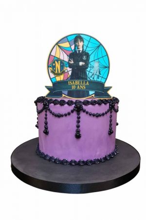 Gâteau d'anniversaire personnalisé avec la série Netflix la plus vue par  les jeunes ados: Mercredi Addams