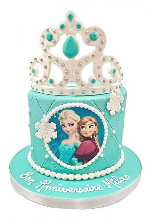 Pâtisserie Sheselles - Gâteau d'anniversaire 3D personnalisé thème La Reine  des Neiges décoration entièrement faite à la main et comestible. Joyeux  anniversaire à MAY pour ses 2 ans. Commandez votre gâteau d'anniversaire