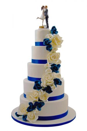 Bruidstaart met blauwe bloemen