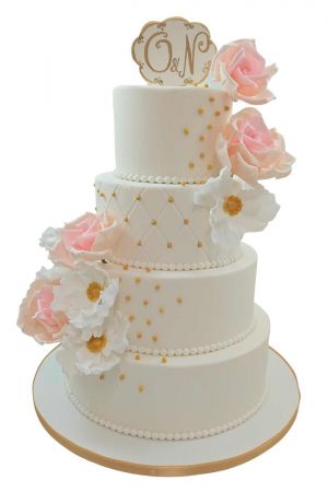 Pearls and flowers themed wedding cake