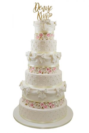 Flowers and bow wedding cake