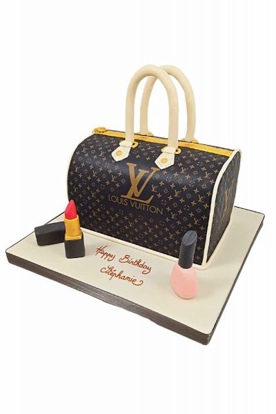Un gâteau d'anniversaire original en forme de sac Louis Vuitton à