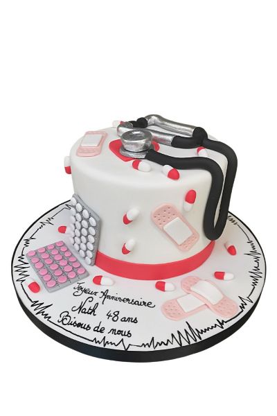 Cake design. Gâteau personnalisé en pâte à sucre sur le thème Infirmière.  Sugar paste Nurse themed cake…