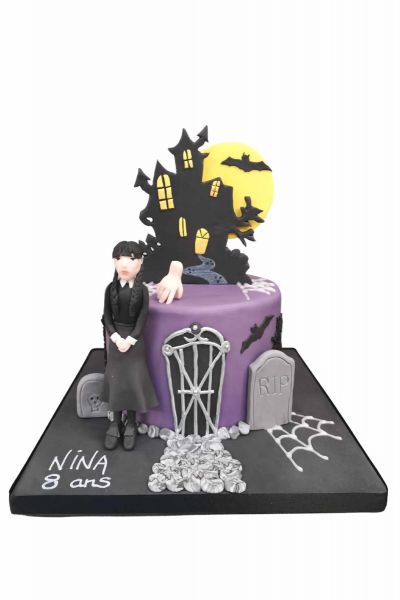 Gâteau d'anniversaire personnalisé avec la série Netflix la plus vue par  les jeunes ados: Mercredi Addams