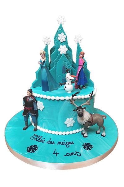 Gâteau d'anniversaire avec les figurines du film la Reine des Neiges